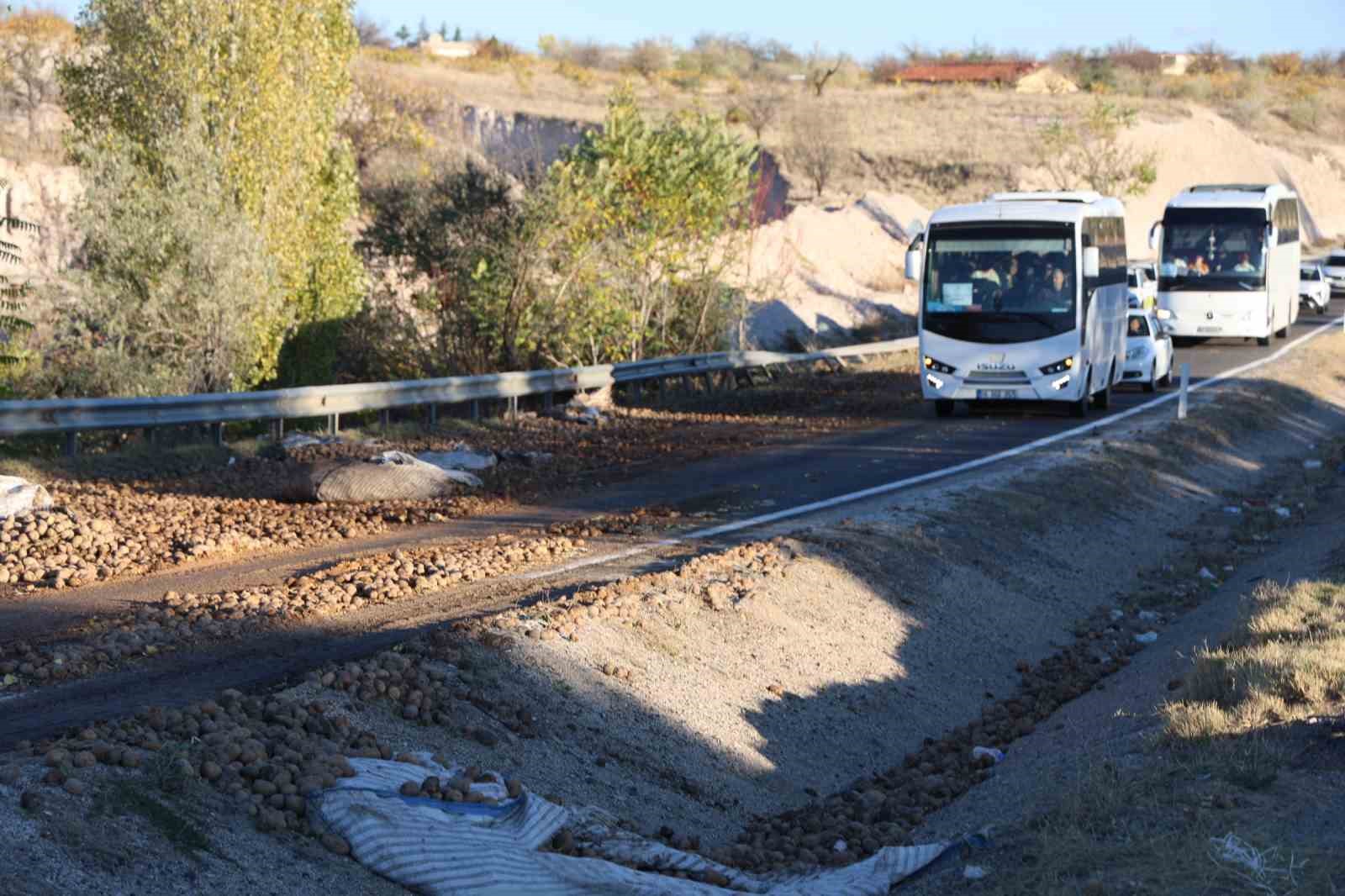 nevsehirde patates yuklu tir devrildi yol trafige kapandi 2 XYriNEv5