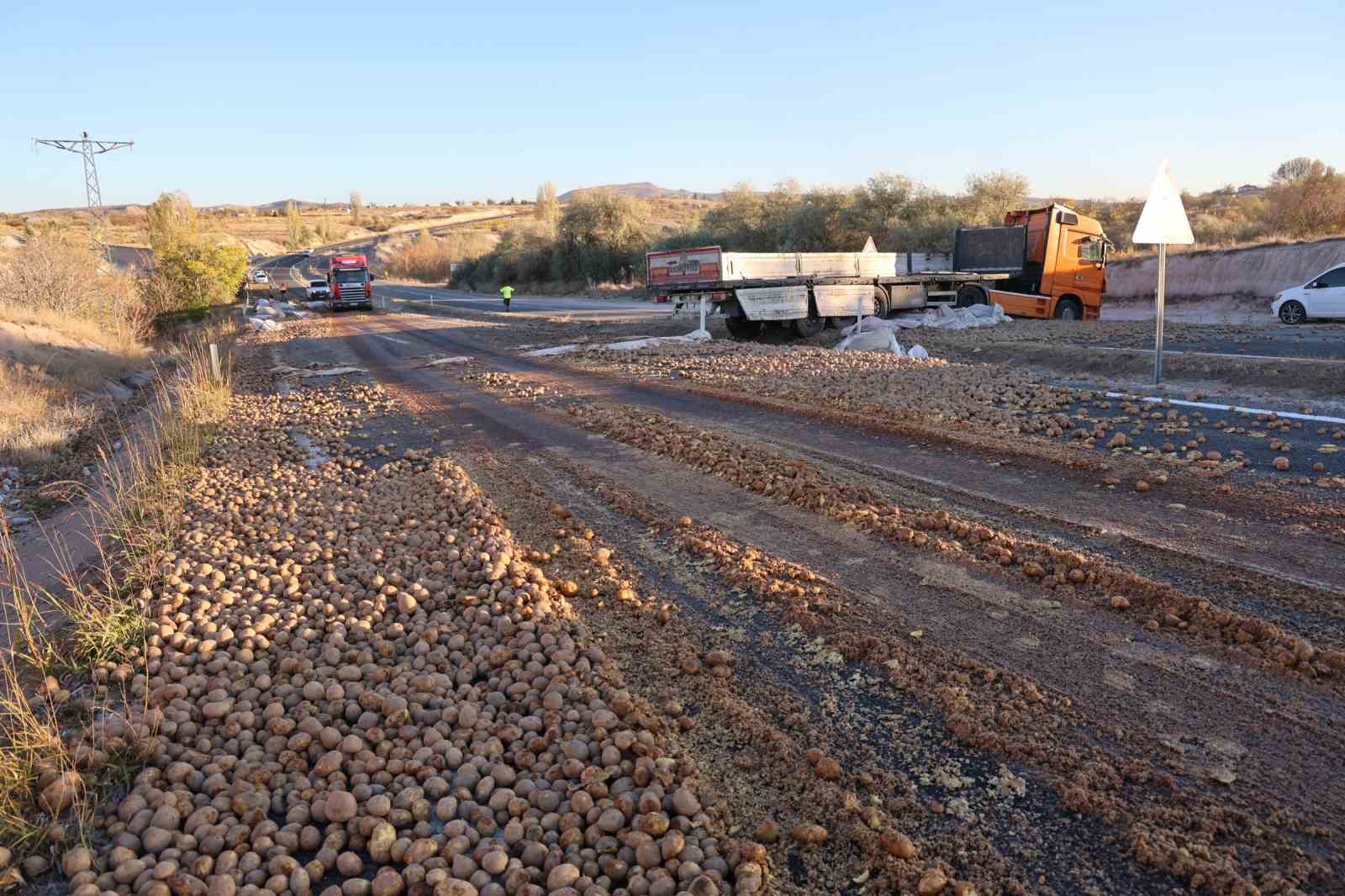 nevsehirde patates yuklu tir devrildi yol trafige kapandi 3 Xe3wXRZd