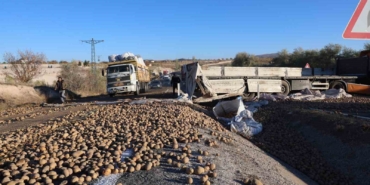 nevsehirde-patates-yuklu-tir-devrildi-yol-trafige-kapandi-APireDOA.jpg