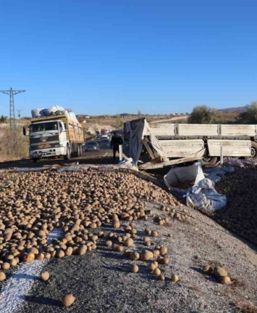nevsehirde-patates-yuklu-tir-devrildi-yol-trafige-kapandi-APireDOA.jpg