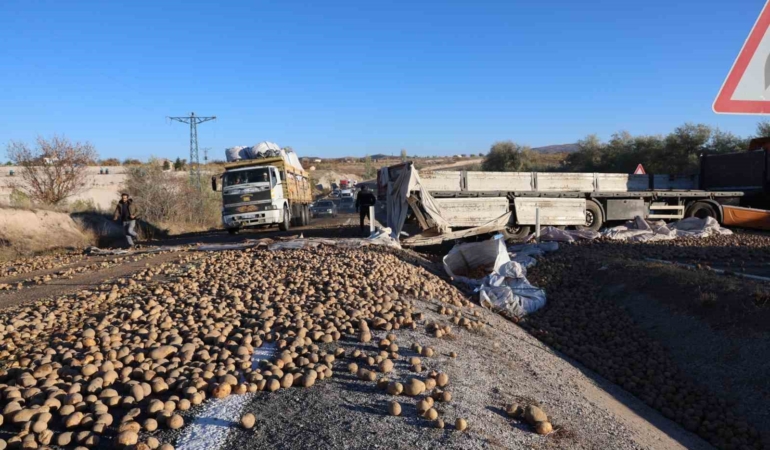 nevsehirde-patates-yuklu-tir-devrildi-yol-trafige-kapandi-APireDOA.jpg