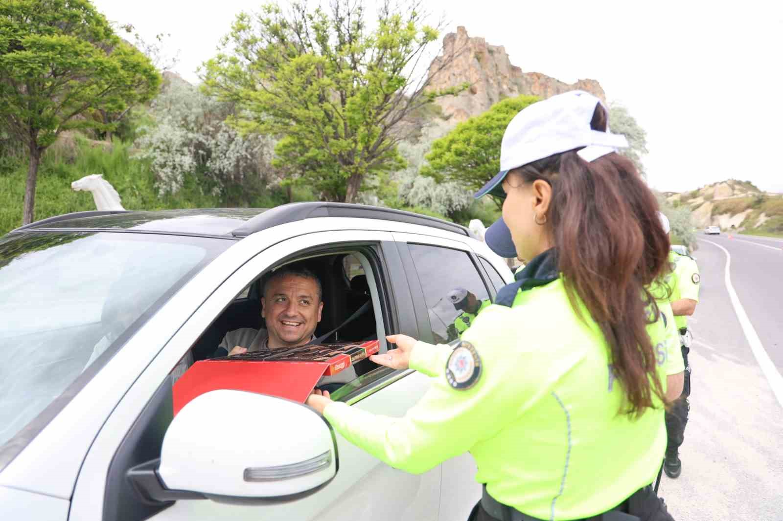 nevsehirde polis ekiplerinden tatli uygulama 2 sc9DJbwn