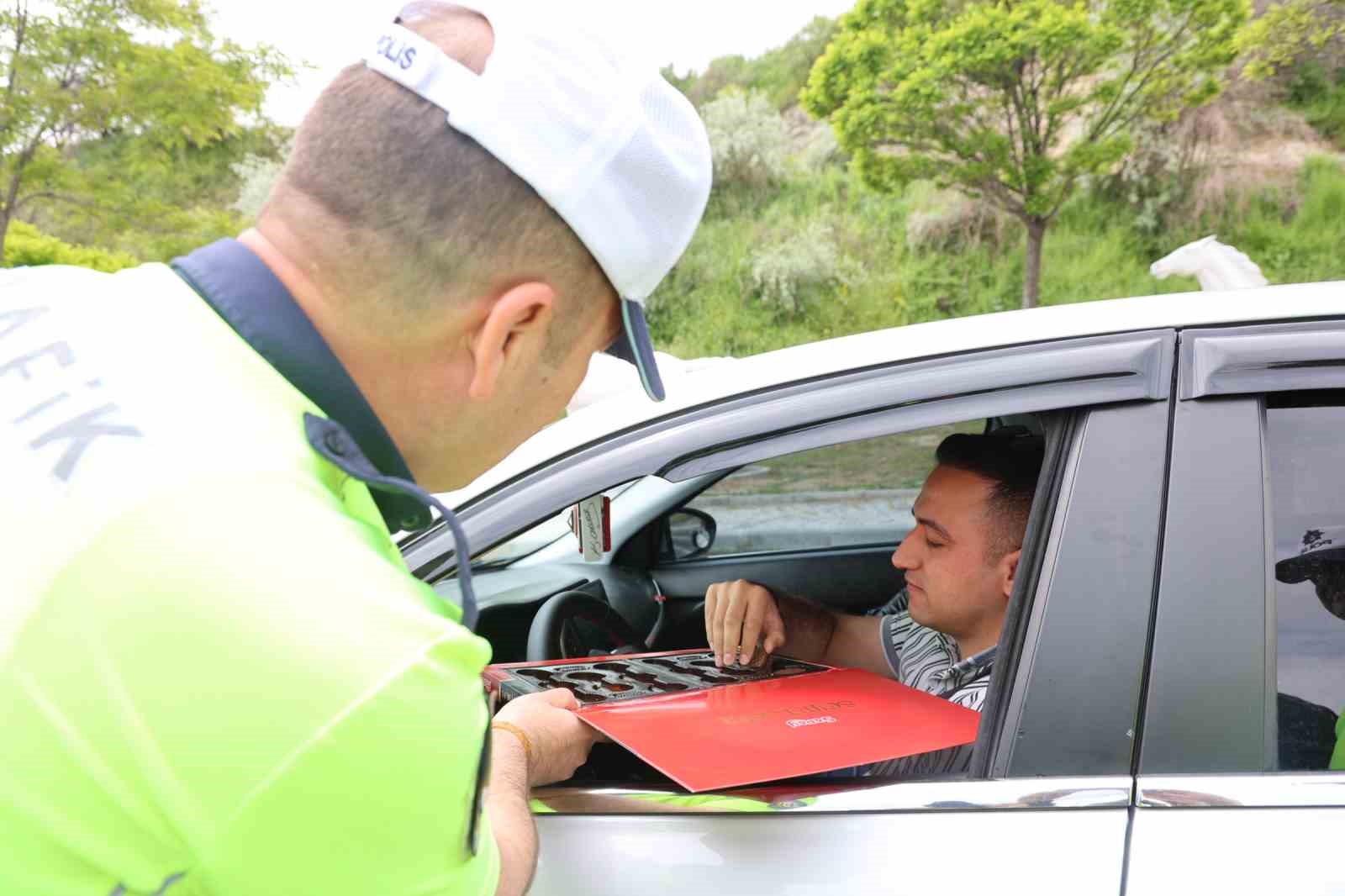 nevsehirde polis ekiplerinden tatli uygulama 4 fRapcMTw
