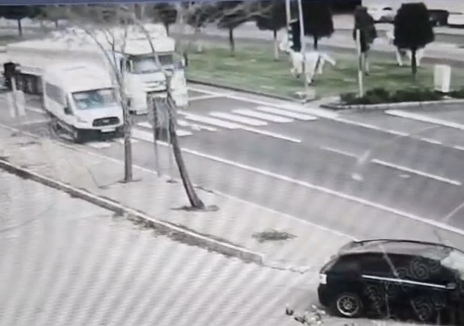 nevsehirde tirin ogrenci servisleriyle tehlikeli manevrasi kamerada 0 8eCHbKcs