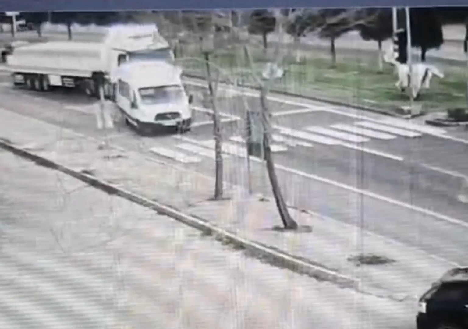 nevsehirde tirin ogrenci servisleriyle tehlikeli manevrasi kamerada 1 XIrkIt9t