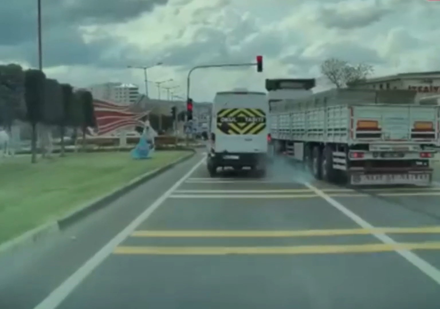 nevsehirde tirin ogrenci servisleriyle tehlikeli manevrasi kamerada 2 qTQIBXRr