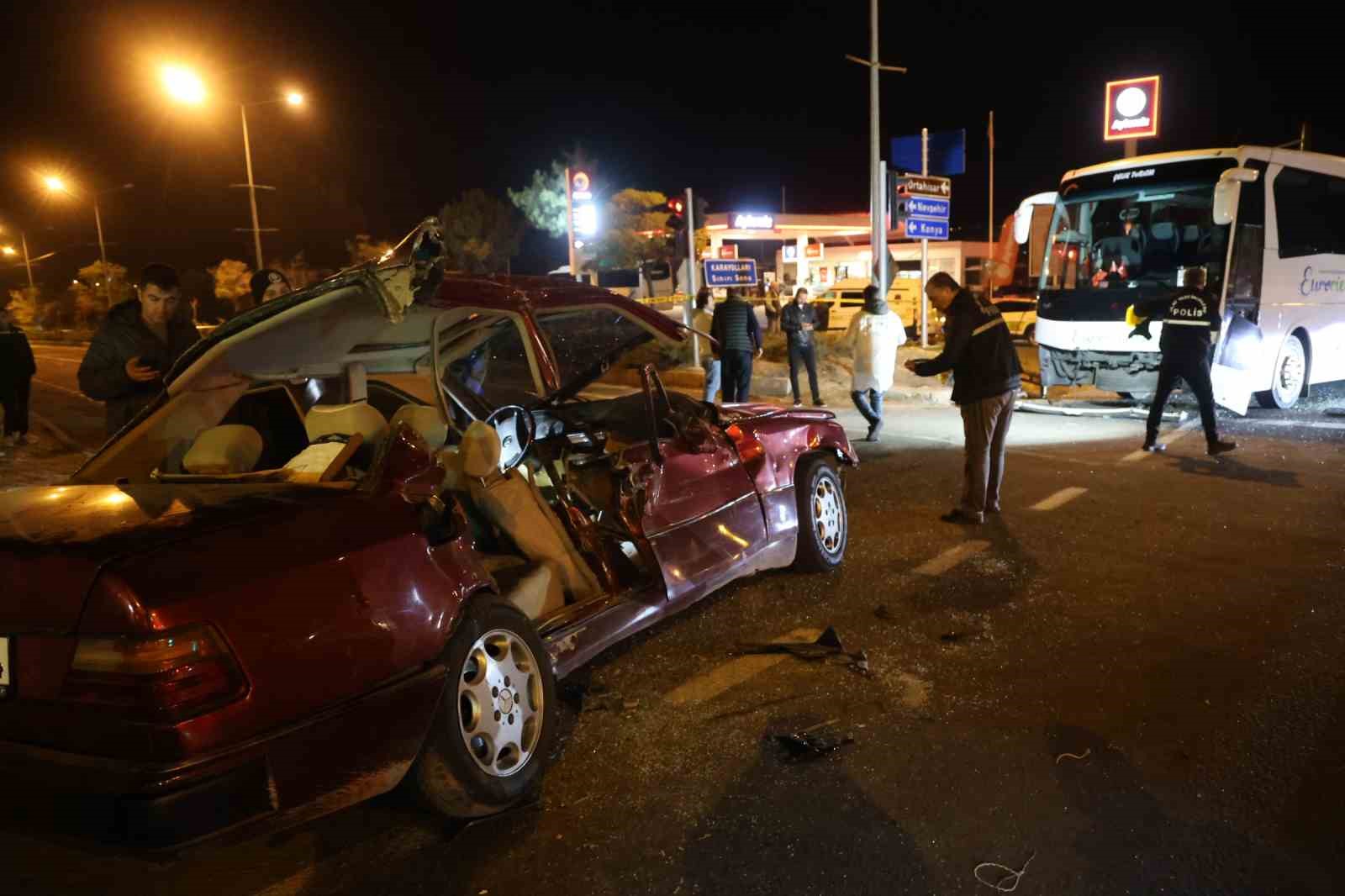 nevsehirde turistleri tasiyan otobus ile otomobil carpisti 2 olu 3 yarali 4 QHbT3f63