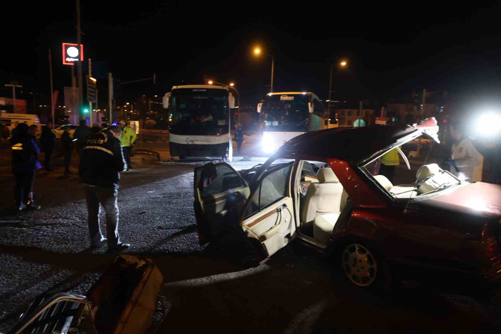 nevsehirde turistleri tasiyan otobus ile otomobil carpisti 2 olu 3 yarali 6 IGhYpnaq