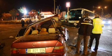 nevsehirde-turistleri-tasiyan-otobus-ile-otomobil-carpisti-2-olu-3-yarali-J5xvsDfw.jpg