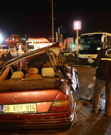 nevsehirde-turistleri-tasiyan-otobus-ile-otomobil-carpisti-2-olu-3-yarali-J5xvsDfw.jpg