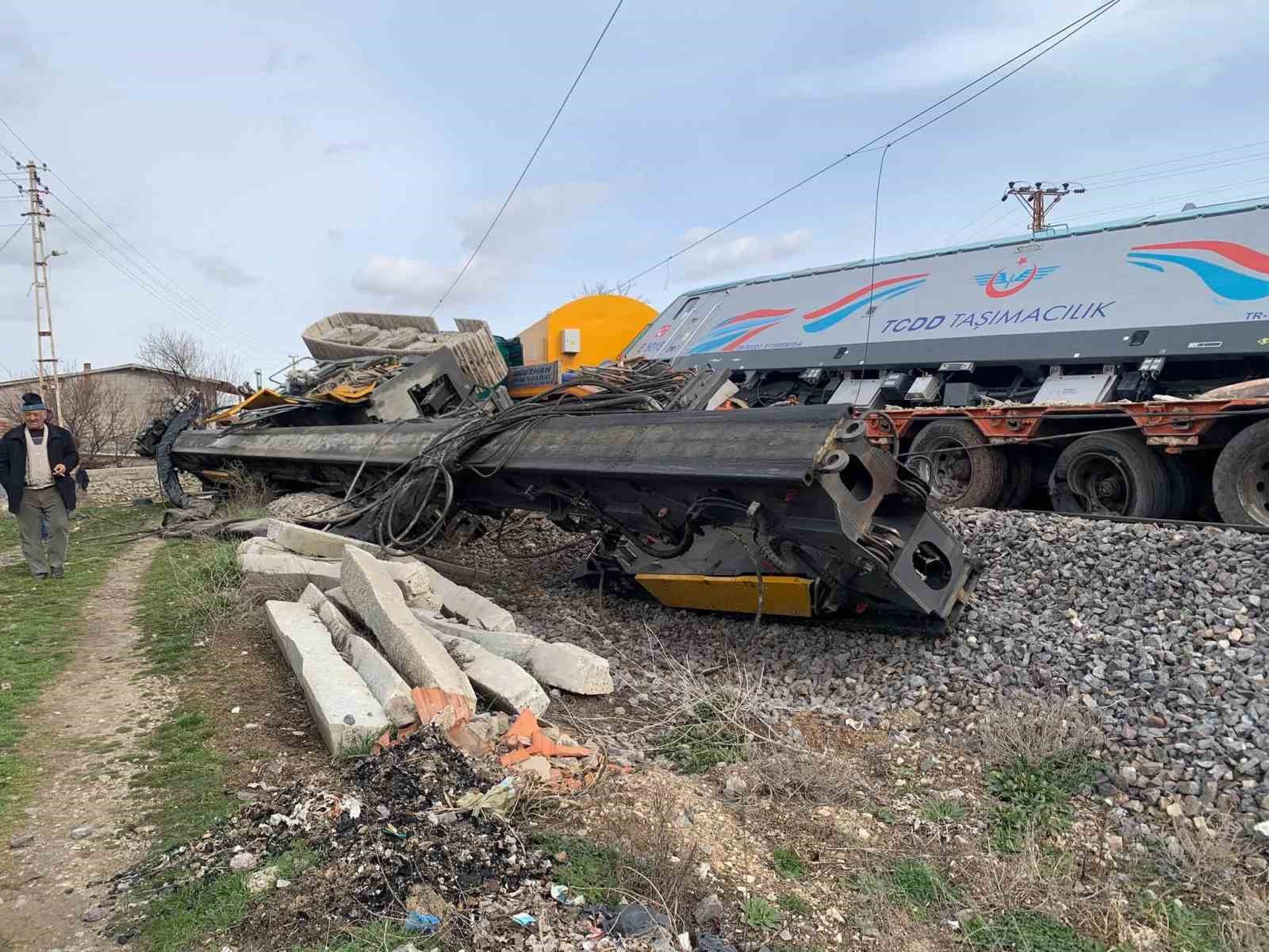 nevsehirde yuk treni tira carpti 2 makinist yaralandi 0 cLlblwUr