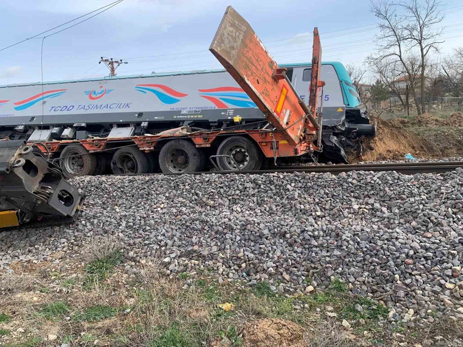 nevsehirde yuk treni tira carpti 2 makinist yaralandi 1 2KcD2biC