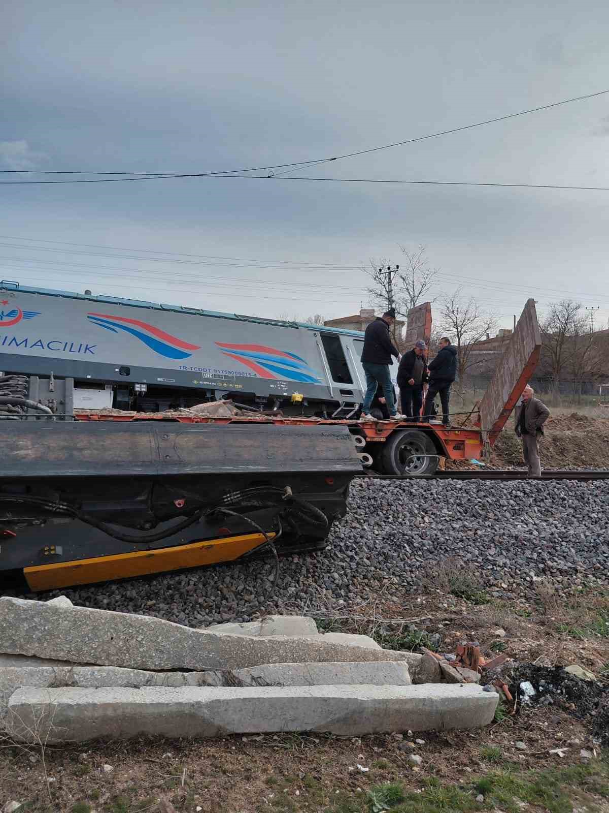 nevsehirde yuk treni tira carpti 2 makinist yaralandi 2 DWEFIGVg