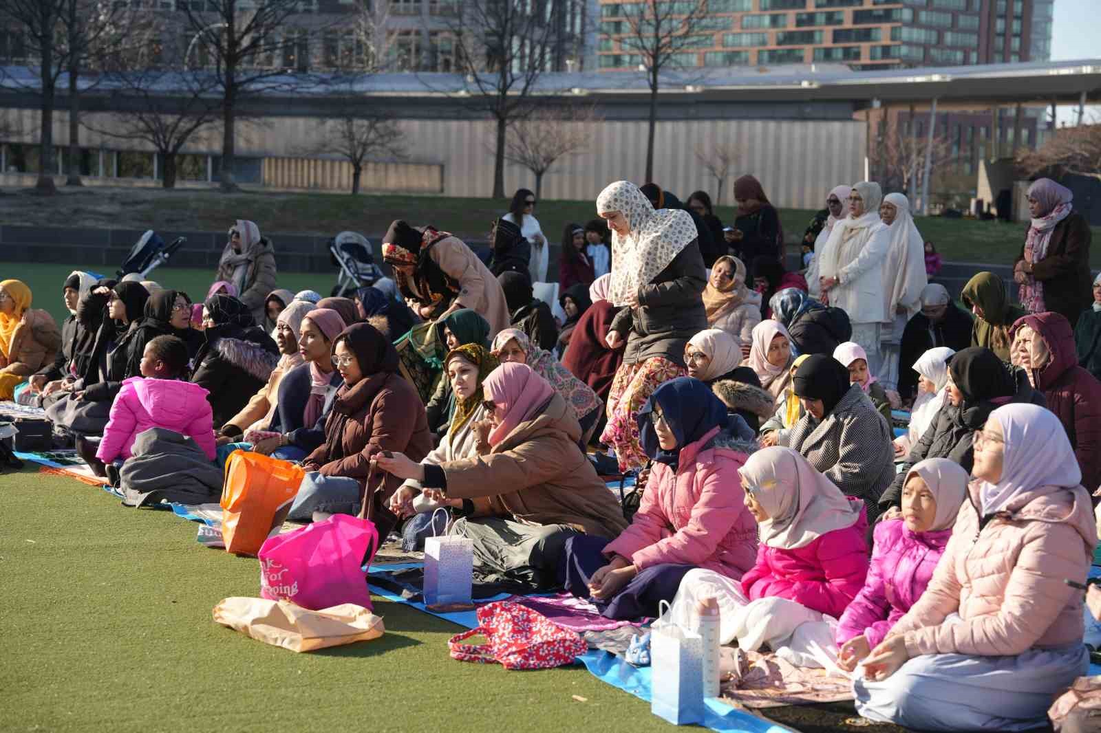 new yorkta bayram namazi sokaklara tasti 1 HOFLkY8z