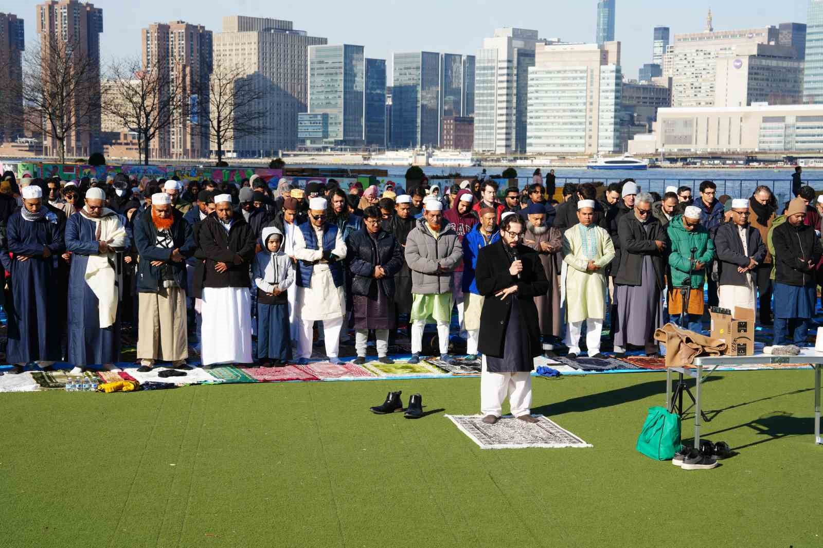 new yorkta bayram namazi sokaklara tasti 2 8FQRNV2u