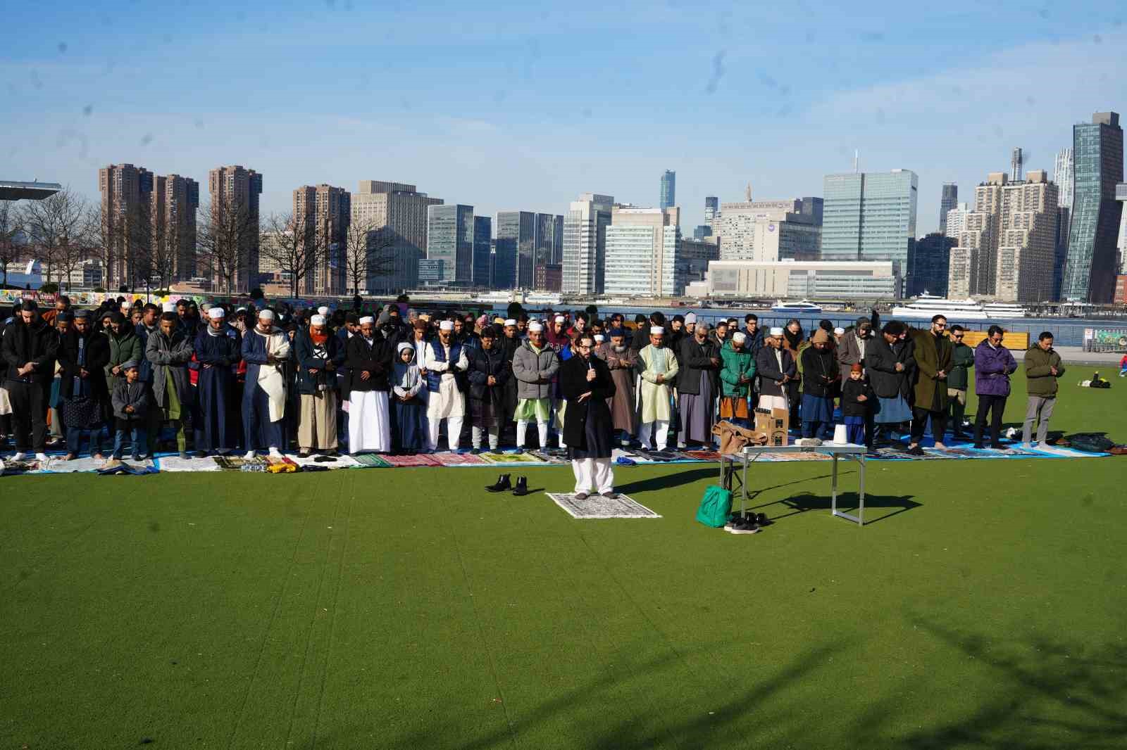 new yorkta bayram namazi sokaklara tasti 3 Iy5W2NOc