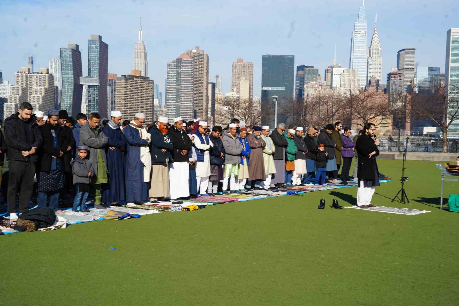 new yorkta bayram namazi sokaklara tasti 4 qese5i28