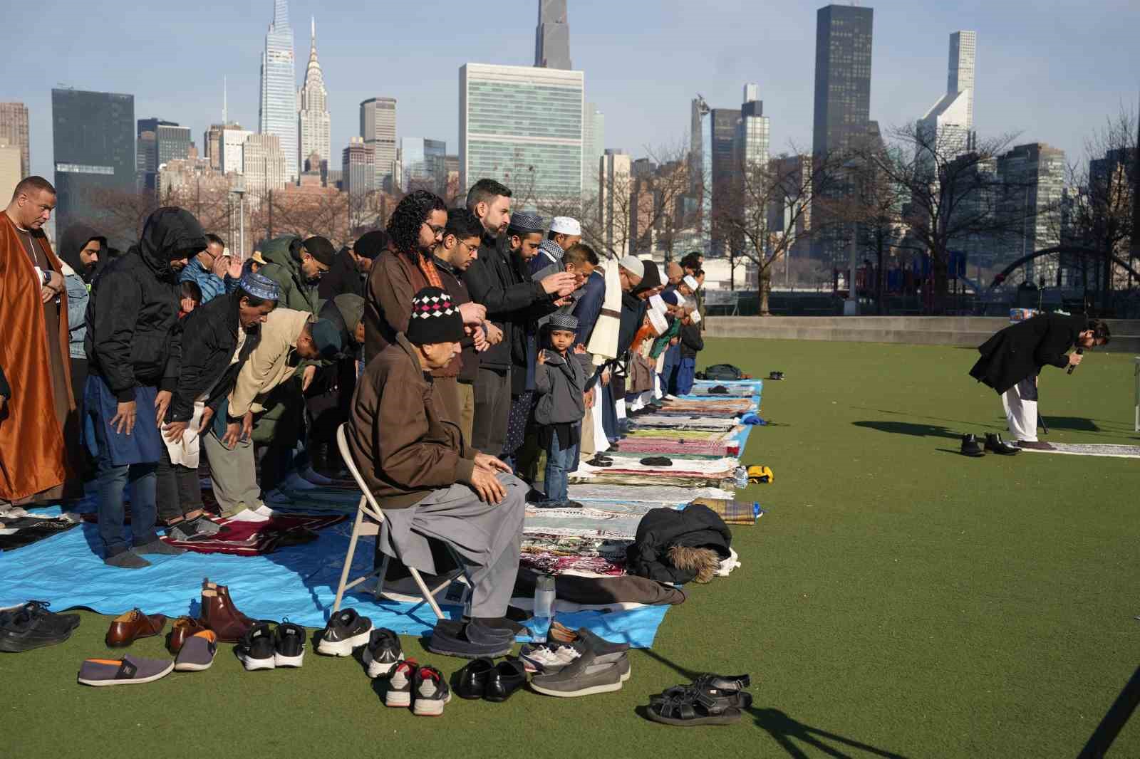 new yorkta bayram namazi sokaklara tasti 5