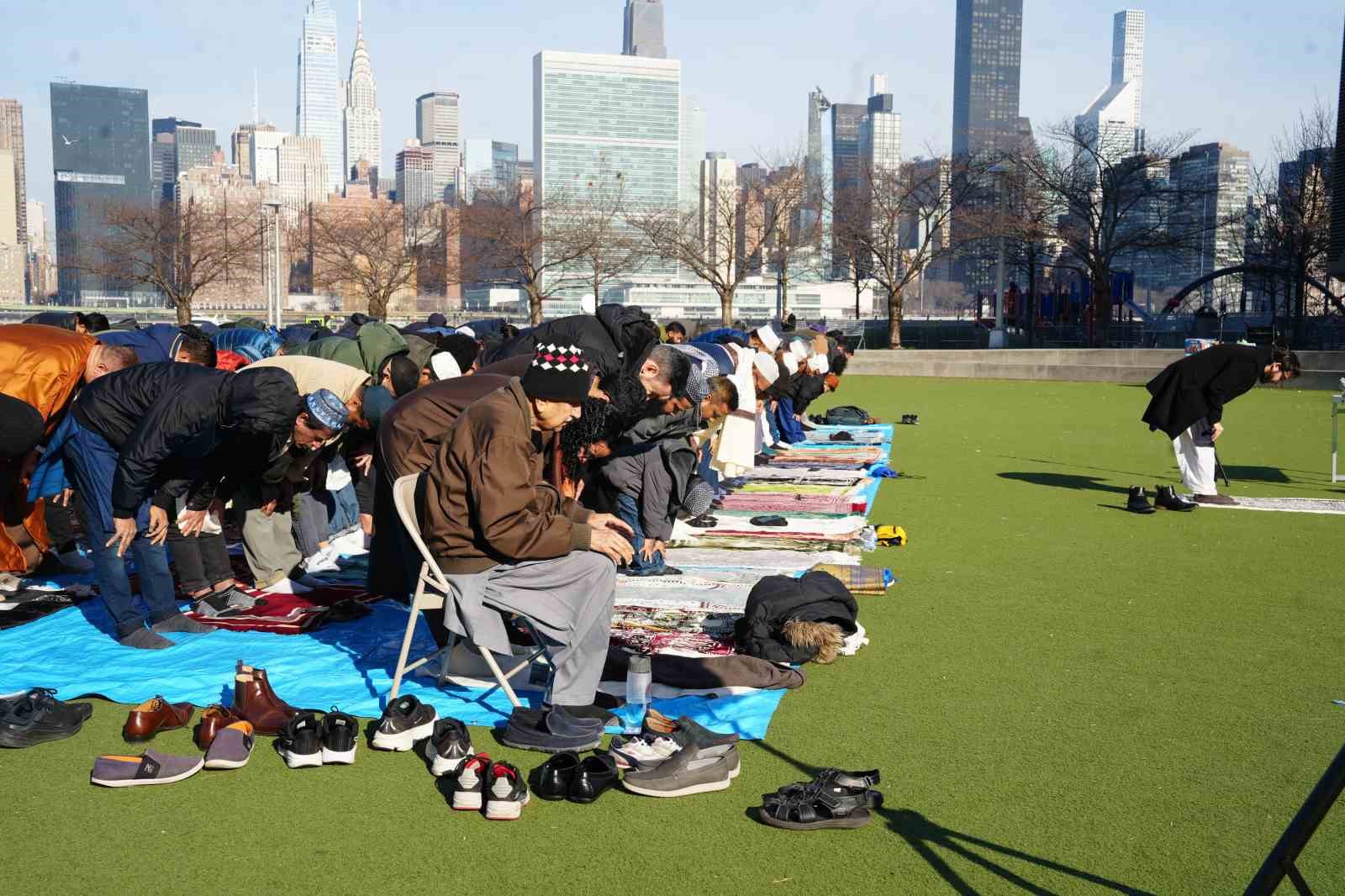 new yorkta bayram namazi sokaklara tasti 6 g7rLbkKV