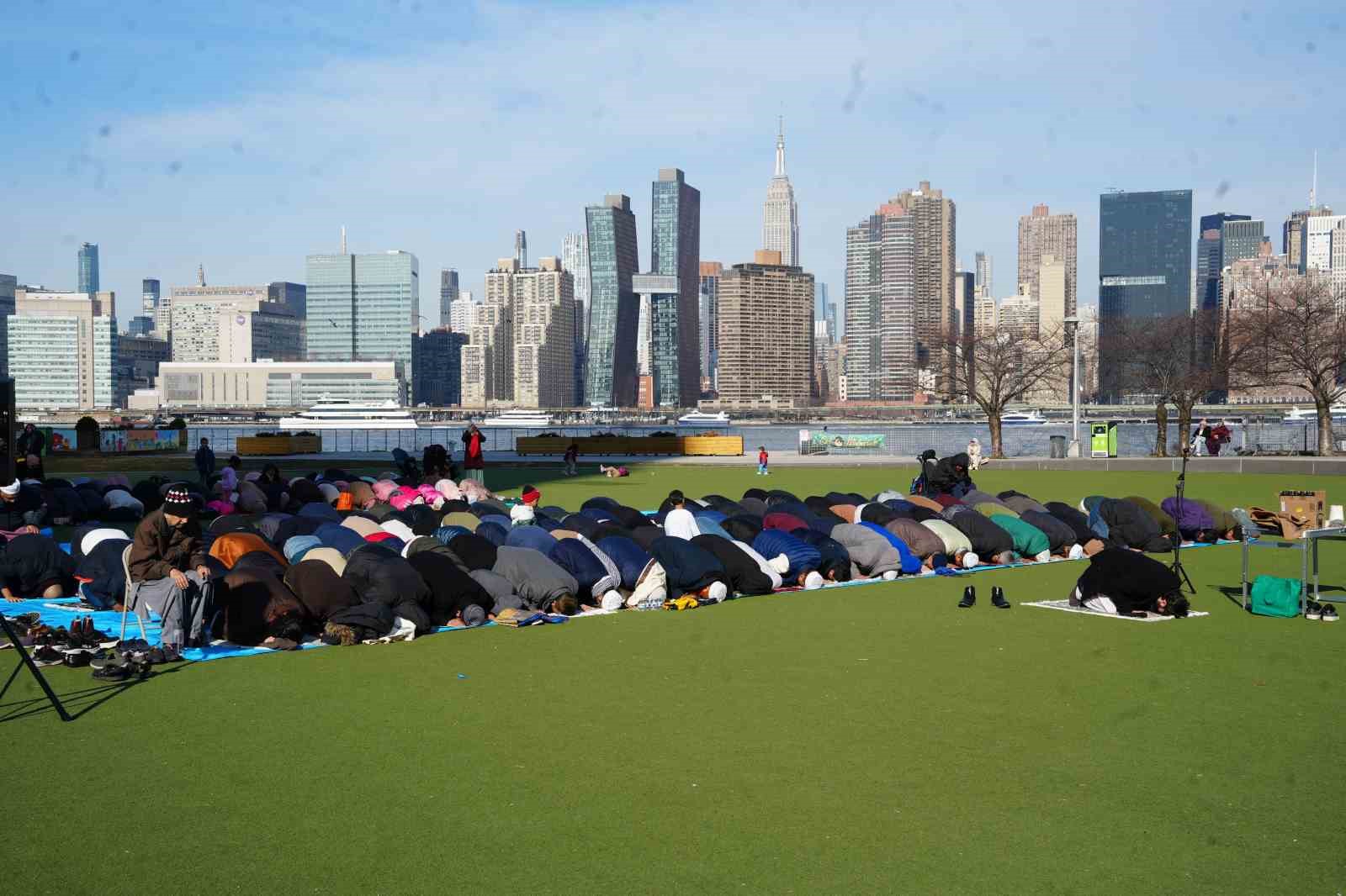 new yorkta bayram namazi sokaklara tasti 8 qXqrDgC5