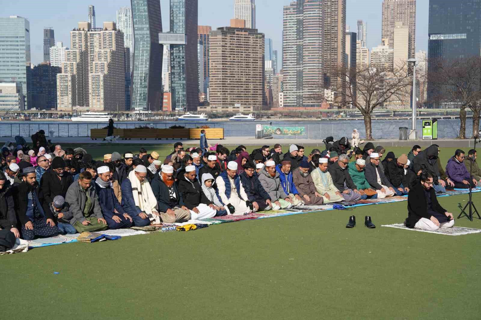 new yorkta bayram namazi sokaklara tasti 9 gvDSbUhy