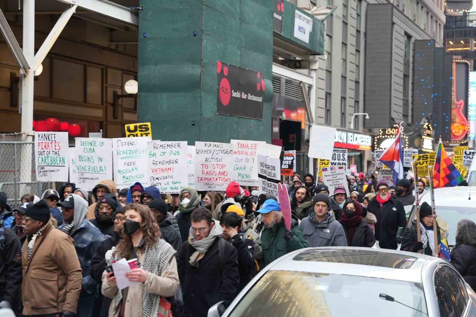 new yorkta binlerce kisi venezuela icin yurudu 1