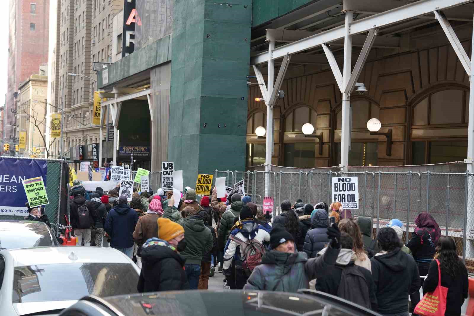 new yorkta binlerce kisi venezuela icin yurudu 3 77EepH1y