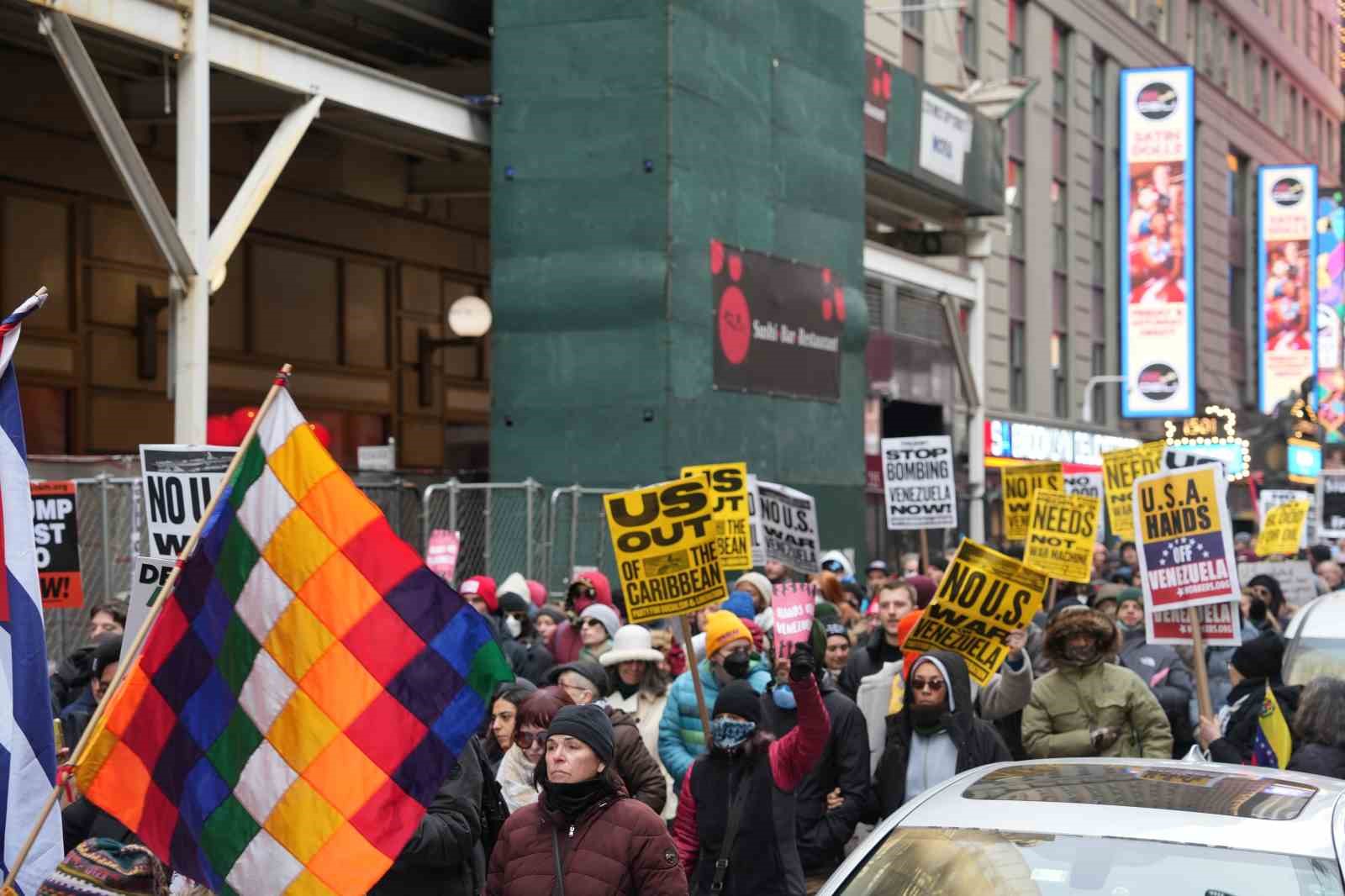 new yorkta binlerce kisi venezuela icin yurudu 4 GripEHkN