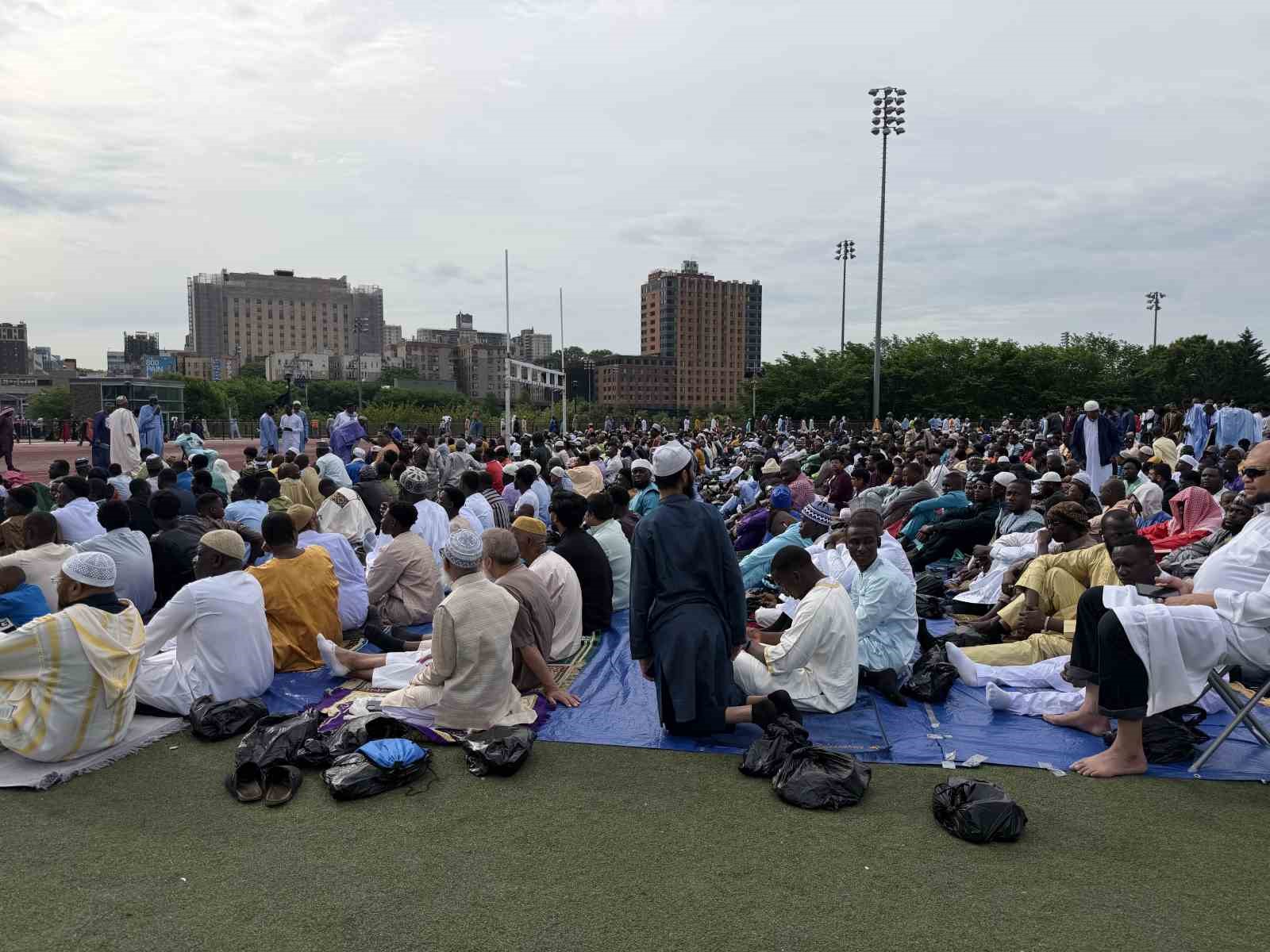 new yorkta binlerce musluman bayram namazinda bulustu 14 qi8L4zDT
