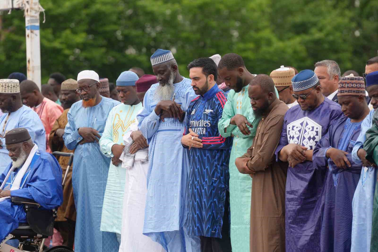 new yorkta binlerce musluman bayram namazinda bulustu 5 yipiMCqf
