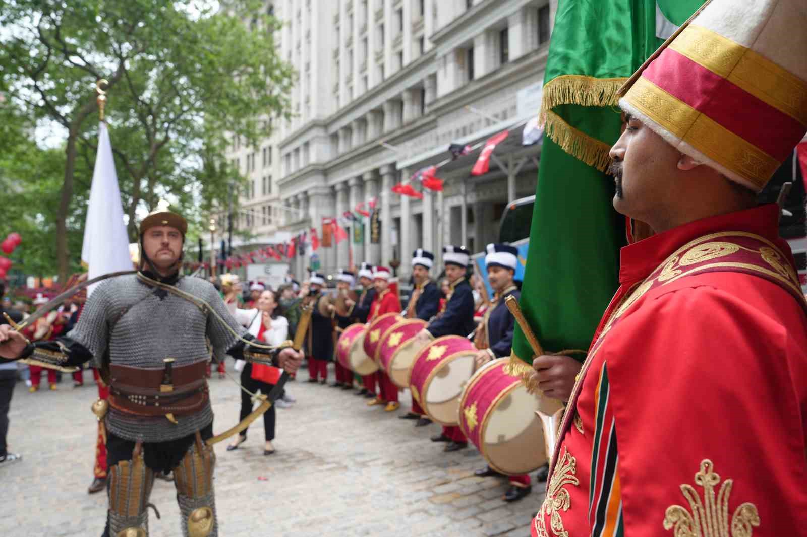 New York’ta mehter gösterisine büyük ilgi 15 new yorkta mehter gosterisine buyuk ilgi 11 25IK2Leg