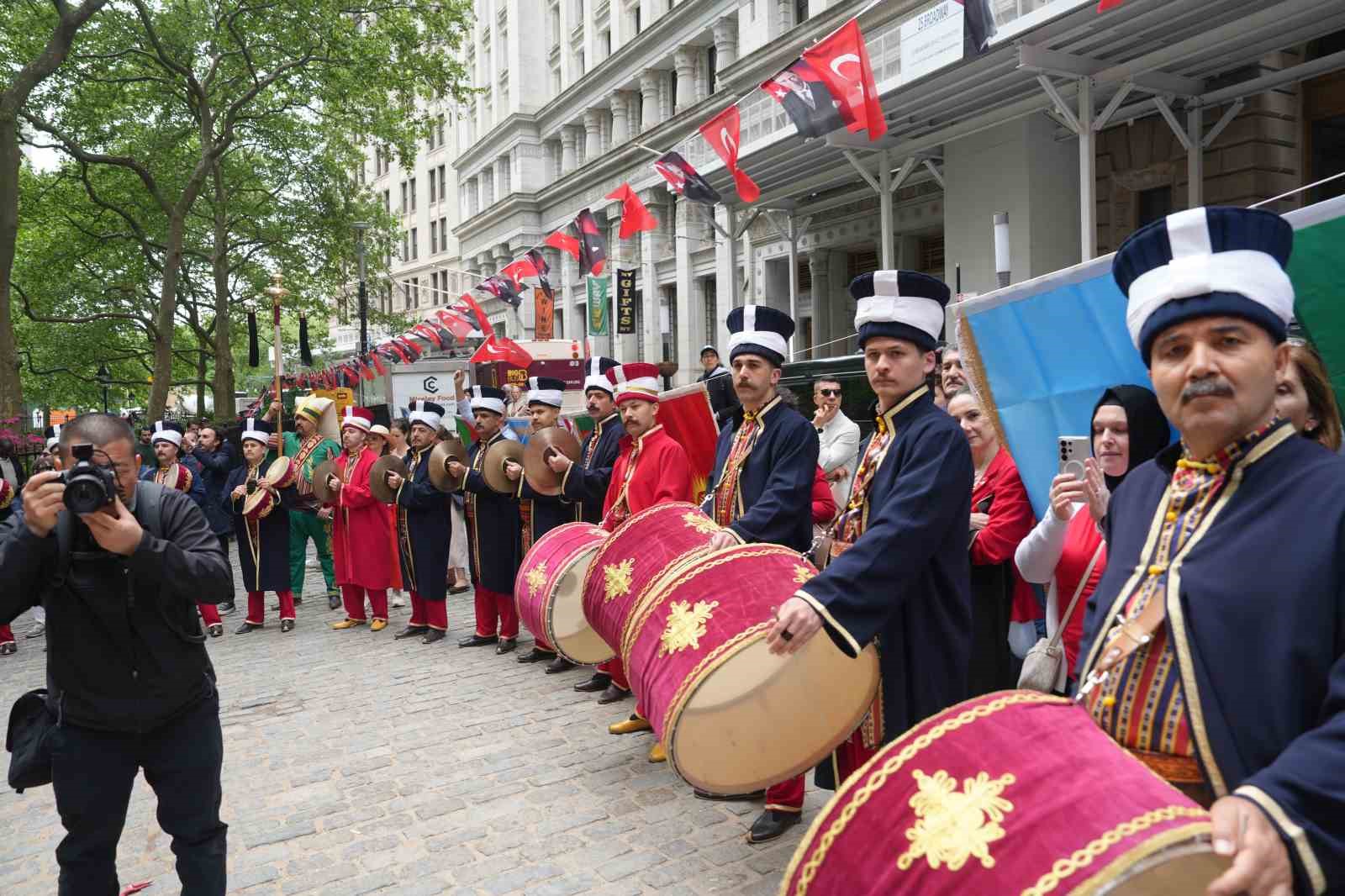 New York’ta mehter gösterisine büyük ilgi 16 new yorkta mehter gosterisine buyuk ilgi 12 ApWMePOj