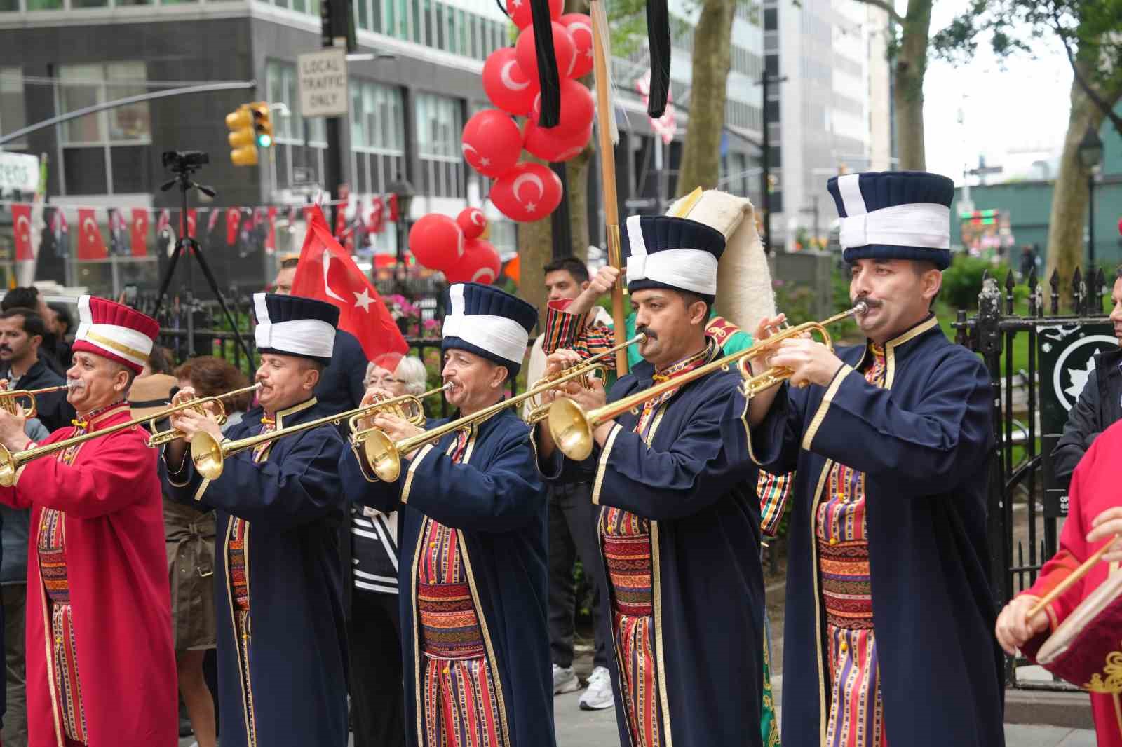 New York’ta mehter gösterisine büyük ilgi 18 new yorkta mehter gosterisine buyuk ilgi 14 htI2nKDy