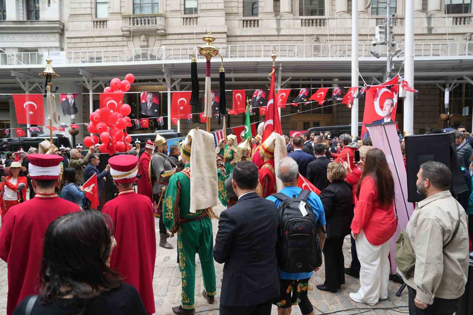 New York’ta mehter gösterisine büyük ilgi 24 new yorkta mehter gosterisine buyuk ilgi 20 NSBgkV9h