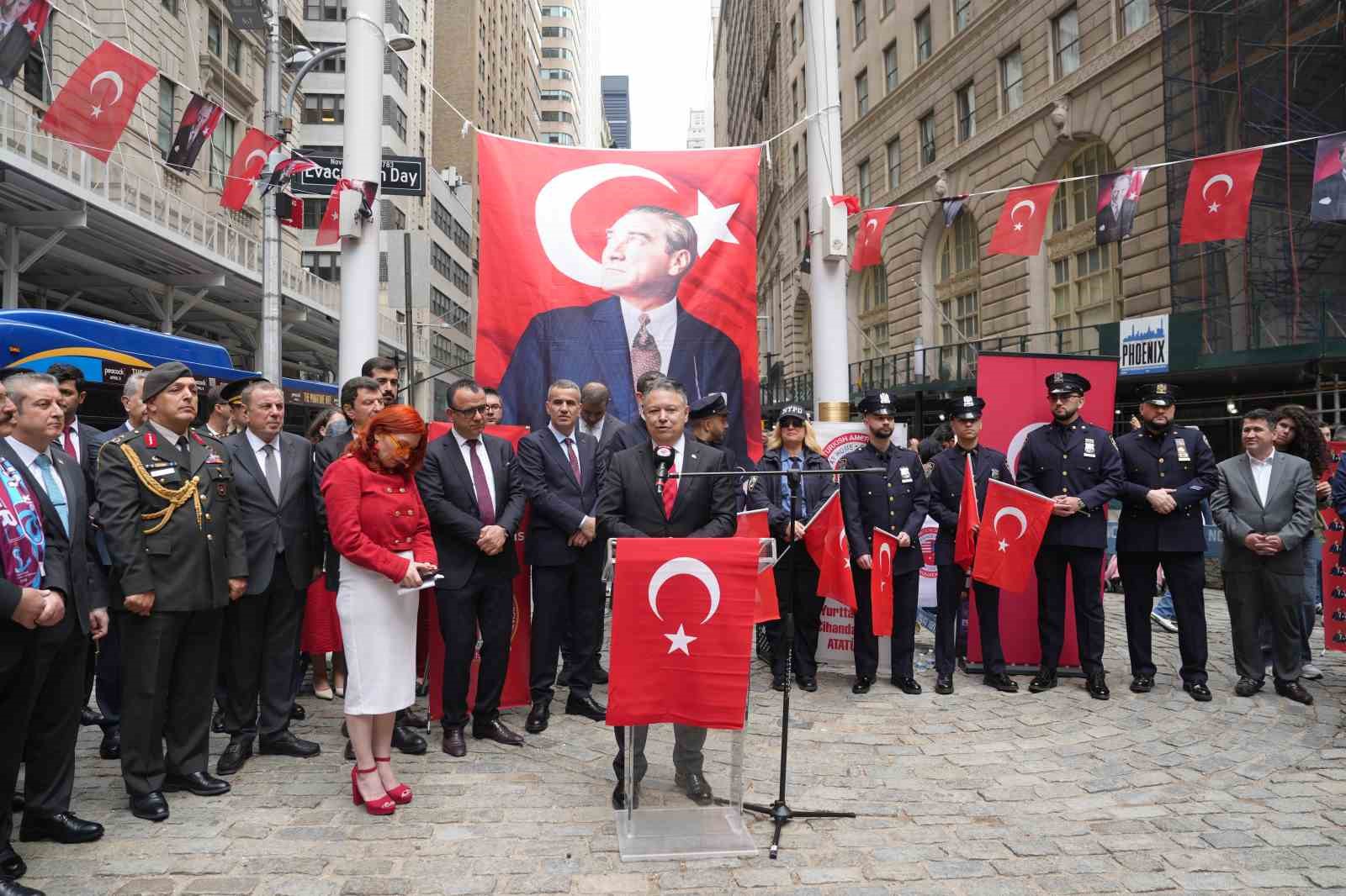 New York’ta mehter gösterisine büyük ilgi 10 new yorkta mehter gosterisine buyuk ilgi 6 qldnpk8u