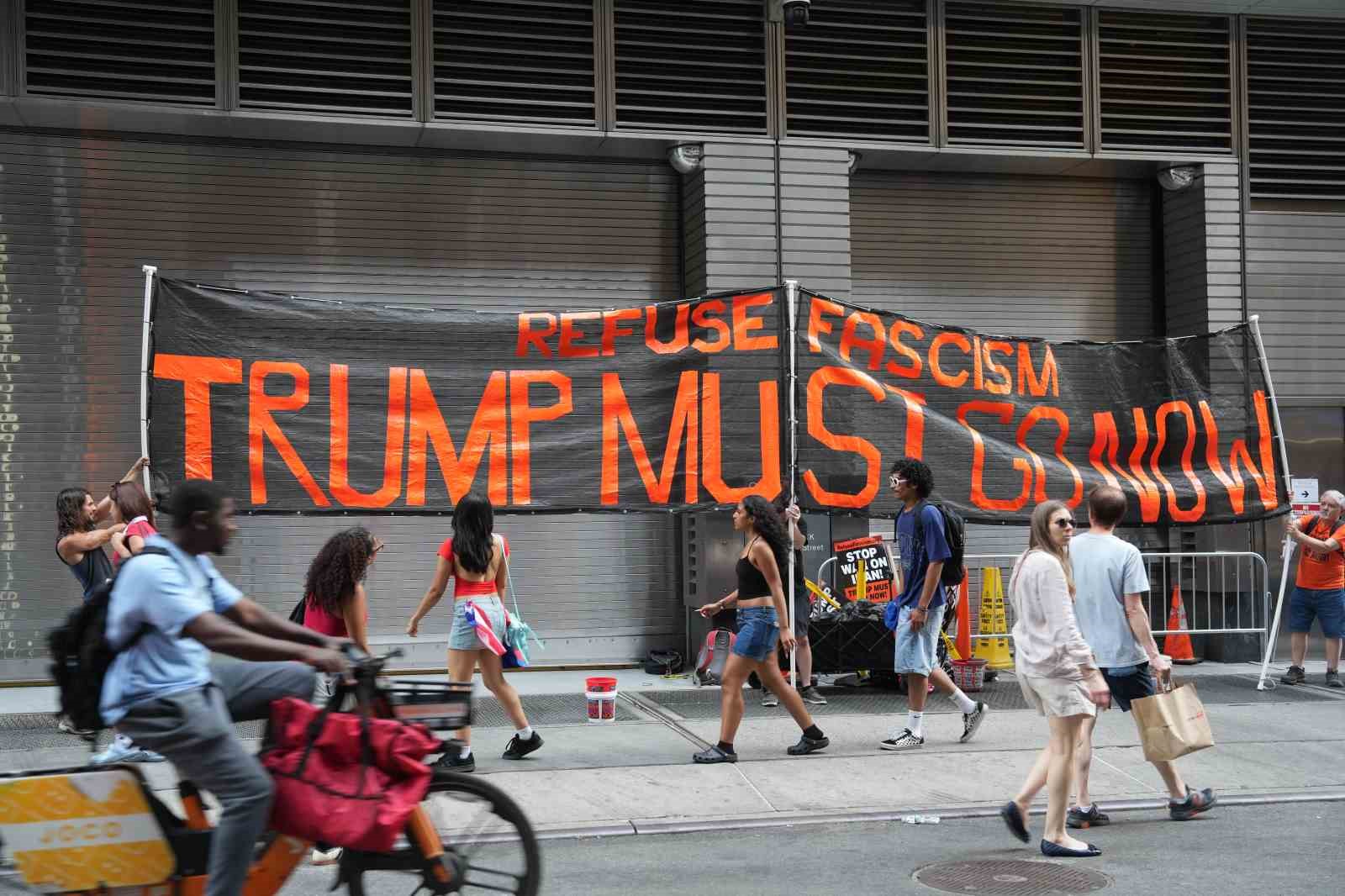 New York’ta Trump’ın doğum gününde protesto konseri 5 new yorkta trumpin dogum gununde protesto konseri 1 pqrEDATj