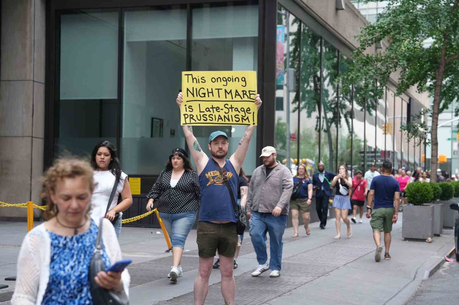 New York’ta Trump’ın doğum gününde protesto konseri 7 new yorkta trumpin dogum gununde protesto konseri 3