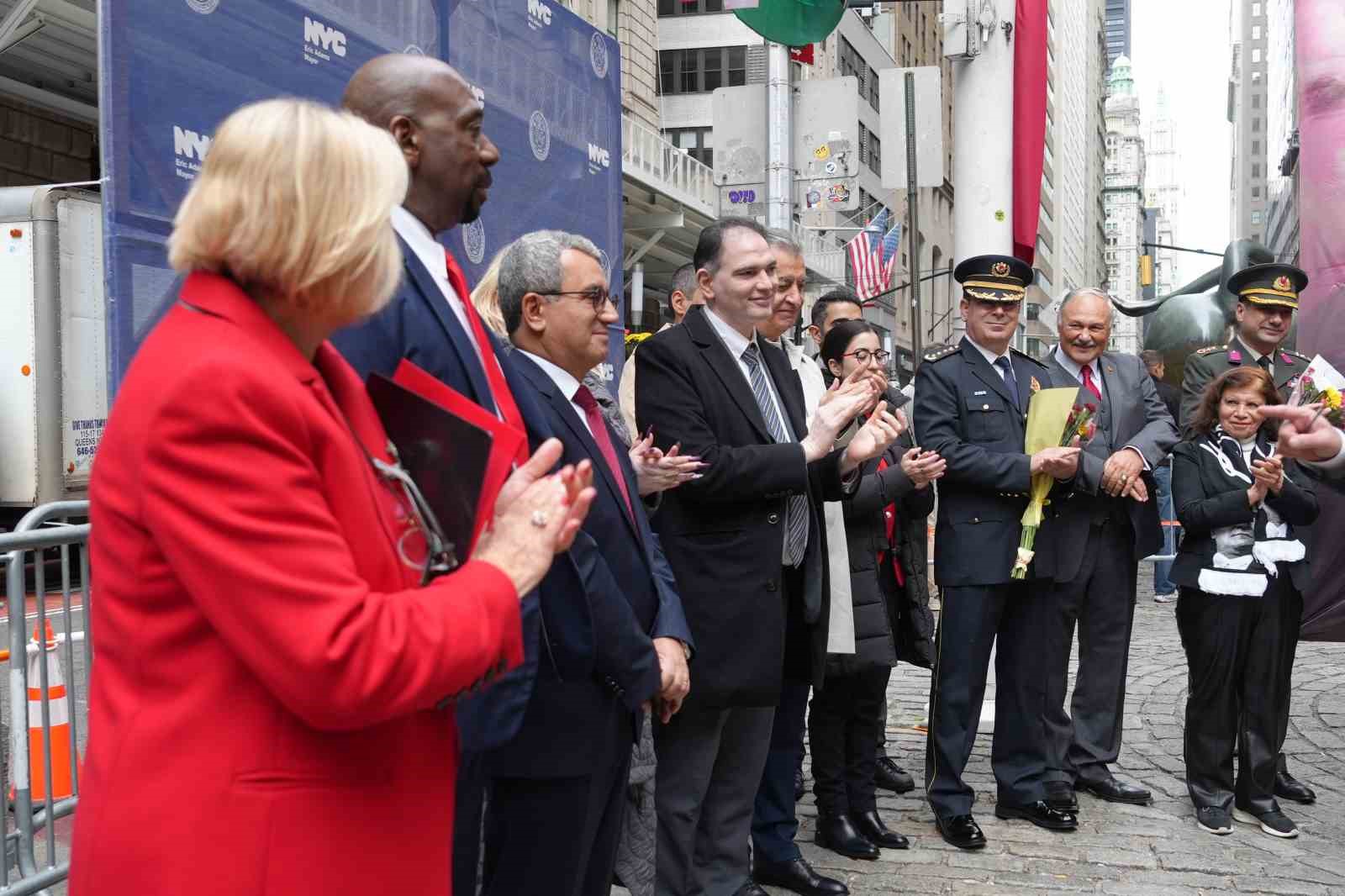new yorkta turk ve amerikan bayraklari gondere cekildi 1