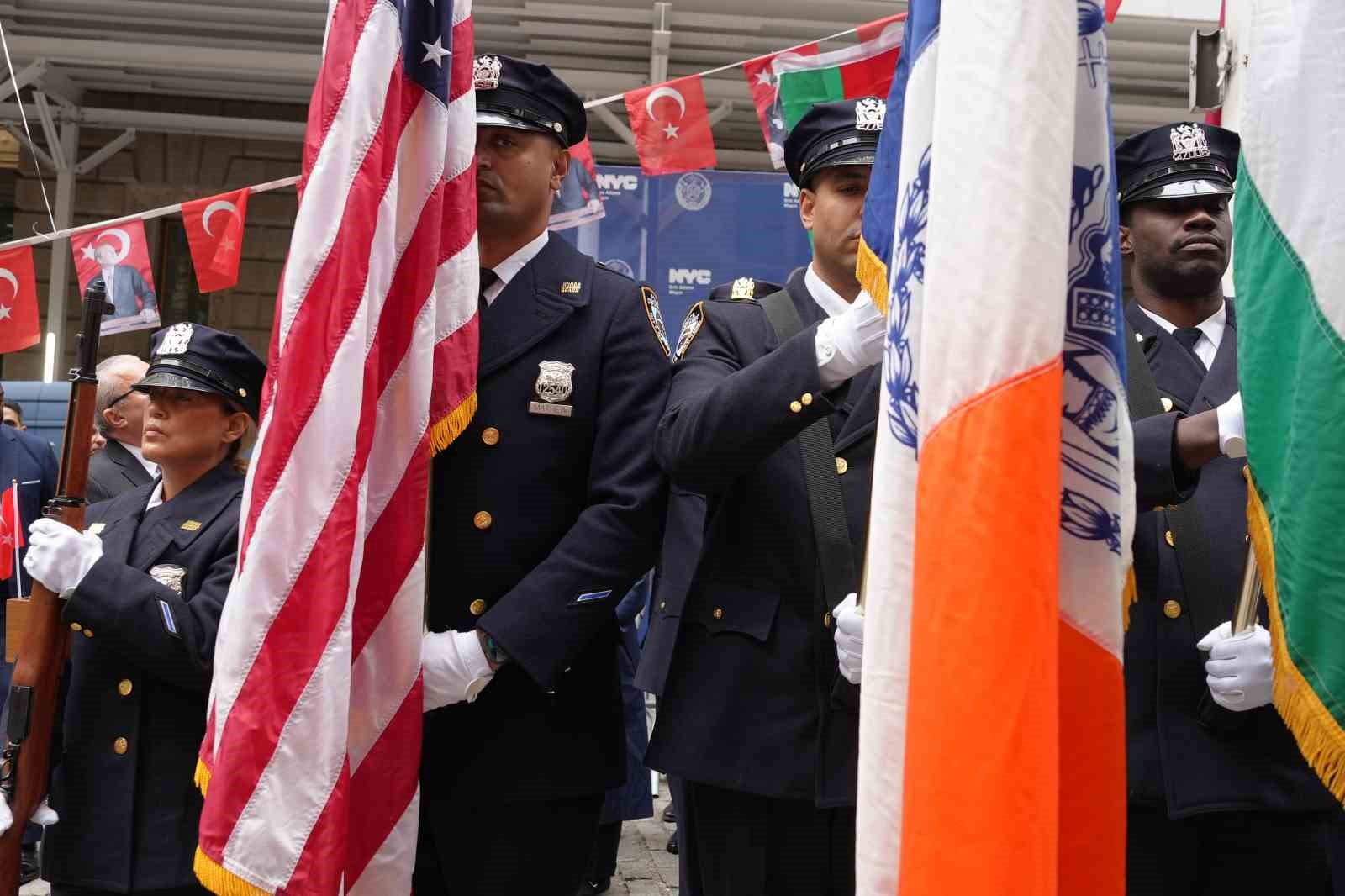 new yorkta turk ve amerikan bayraklari gondere cekildi 10 F7ubrj6W