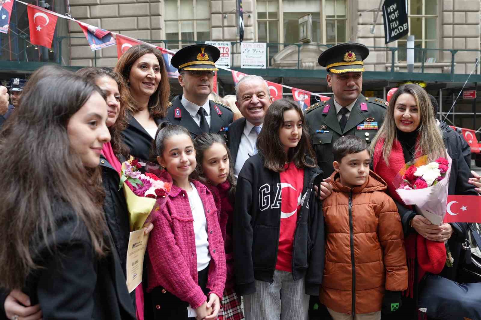 new yorkta turk ve amerikan bayraklari gondere cekildi 11 IRBry6OW