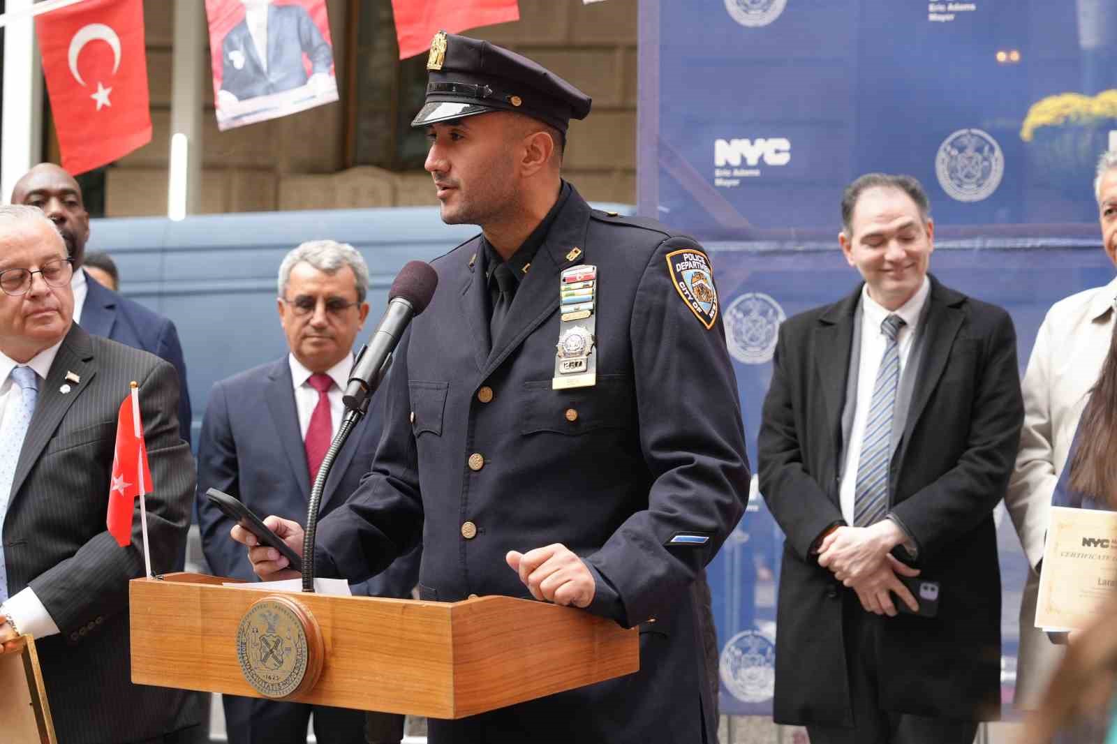 new yorkta turk ve amerikan bayraklari gondere cekildi 2 epXWKbgV