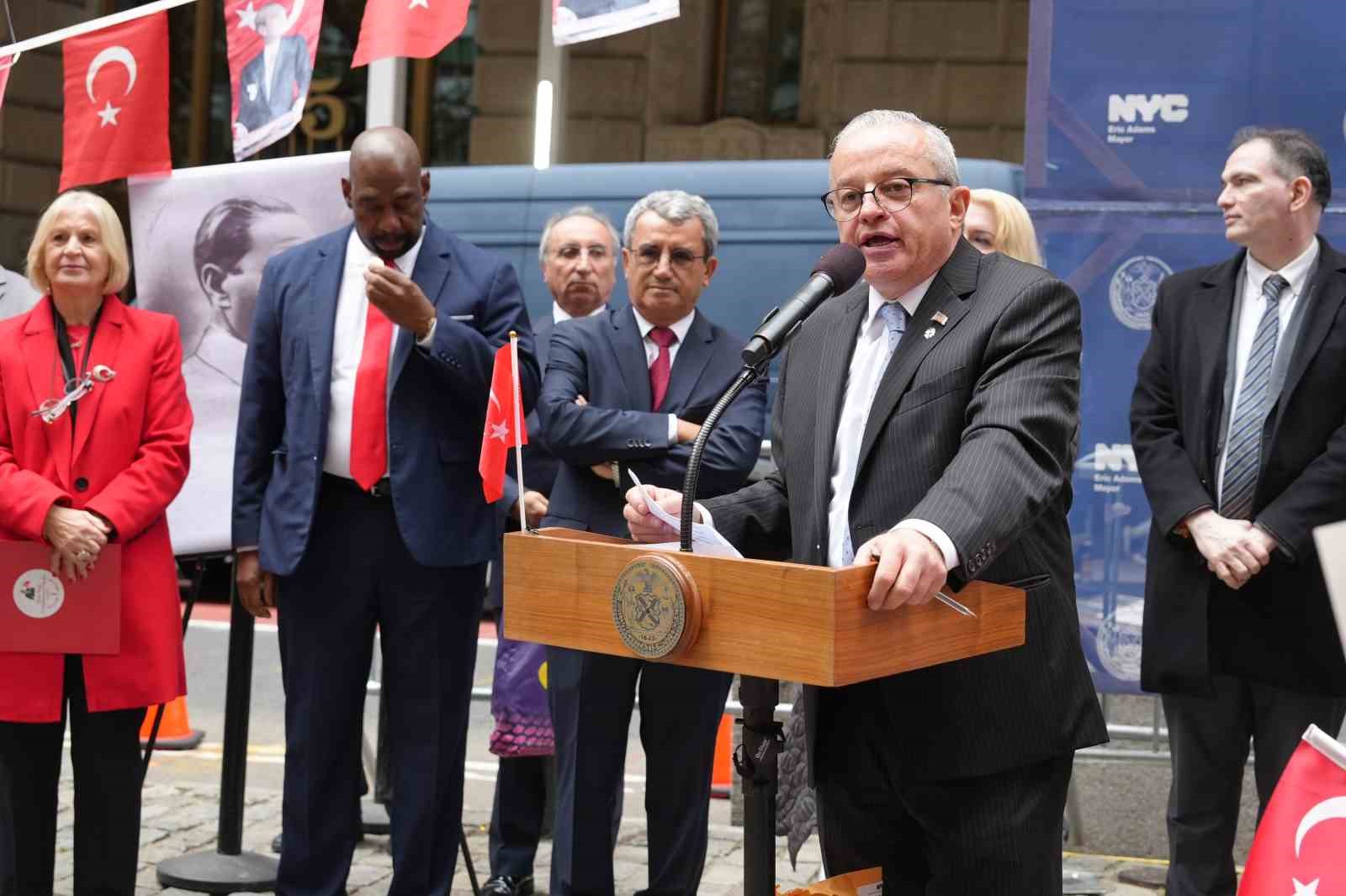 new yorkta turk ve amerikan bayraklari gondere cekildi 7 atrg1CSR