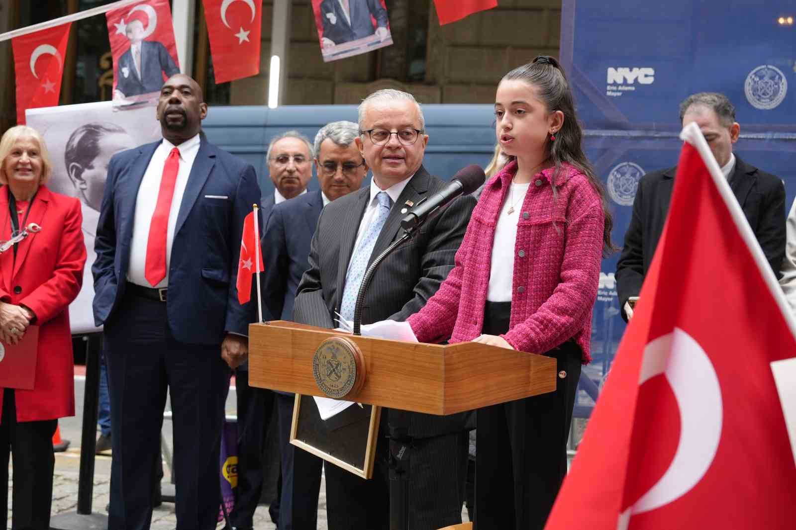 new yorkta turk ve amerikan bayraklari gondere cekildi 8 ETP8LPHE