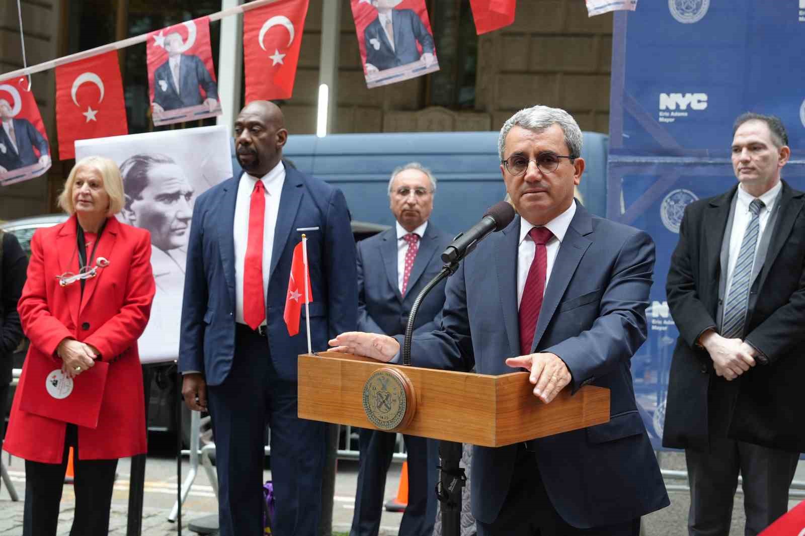 new yorkta turk ve amerikan bayraklari gondere cekildi 9