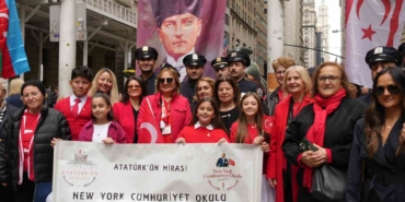 new-yorkta-turk-ve-amerikan-bayraklari-gondere-cekildi-VKsJiDC8.jpg