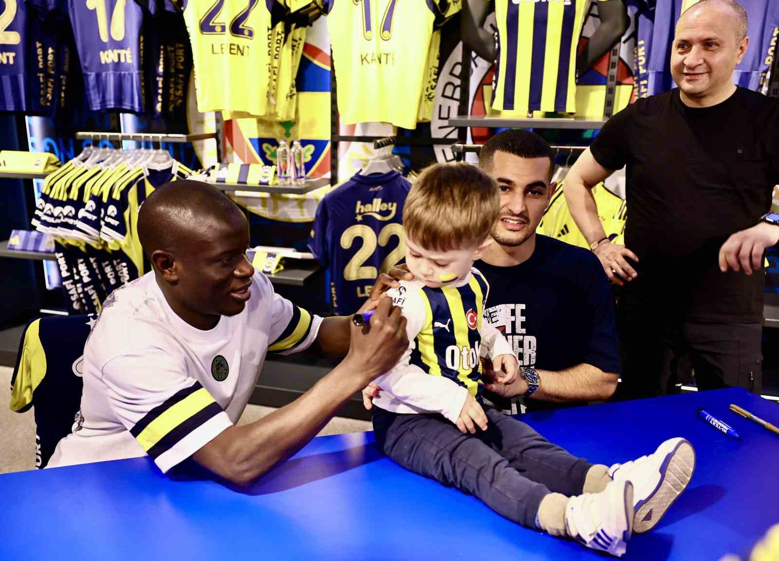 ngolo kante ve levent mercan imza gununde taraftarla bulustu 0 44iTIytj