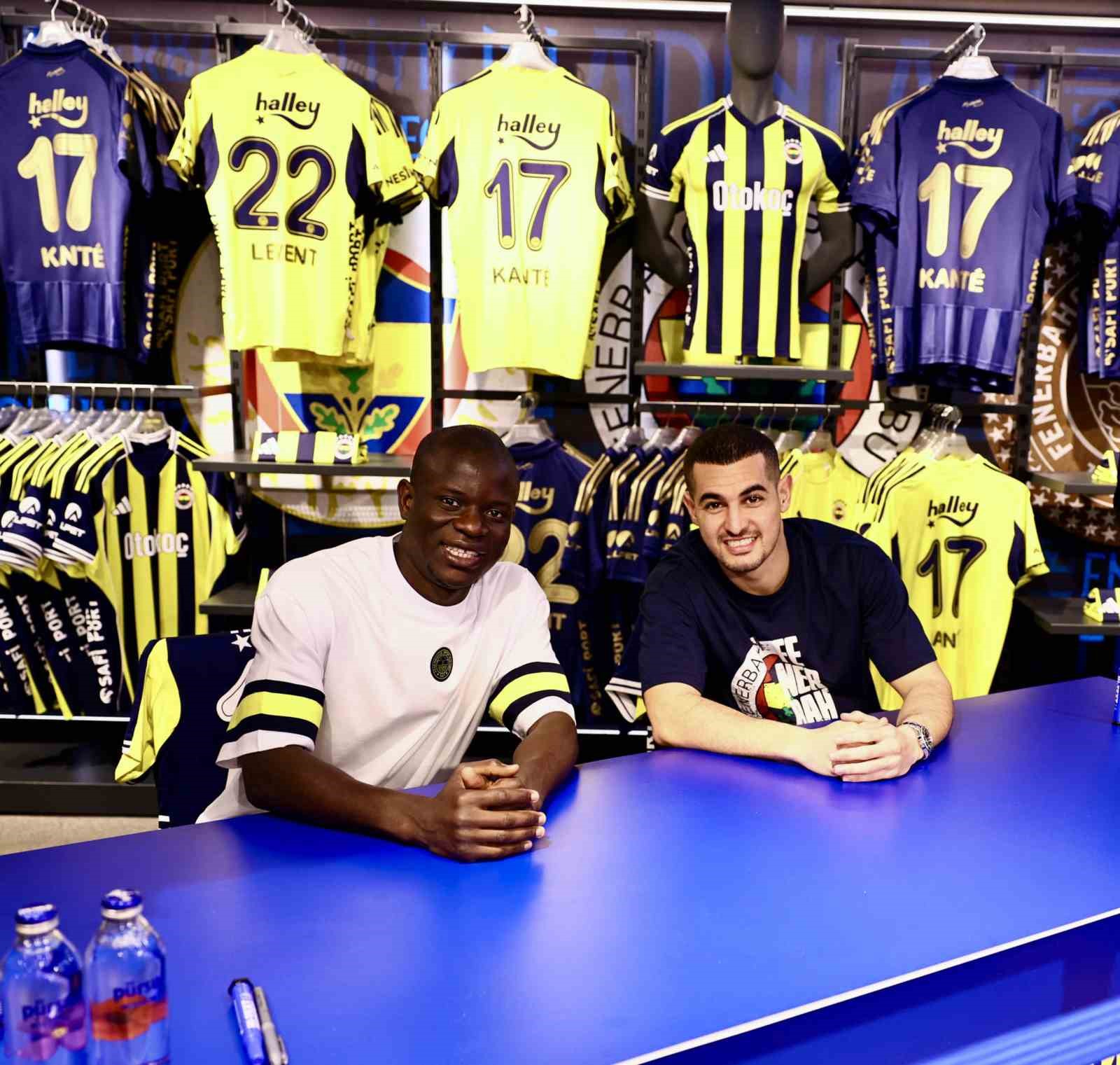 ngolo kante ve levent mercan imza gununde taraftarla bulustu 1 I9My61Nm