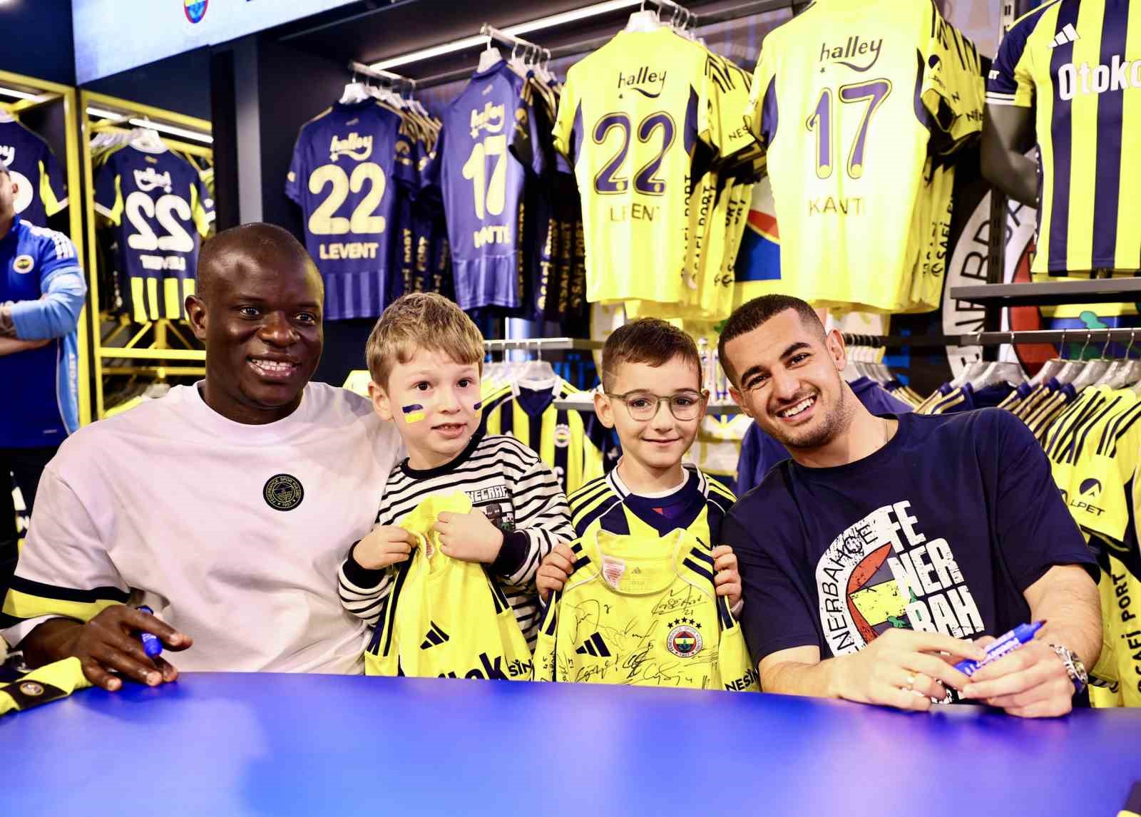 ngolo kante ve levent mercan imza gununde taraftarla bulustu 2