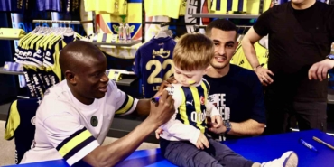 ngolo-kante-ve-levent-mercan-imza-gununde-taraftarla-bulustu-E3V4sfrk.jpg
