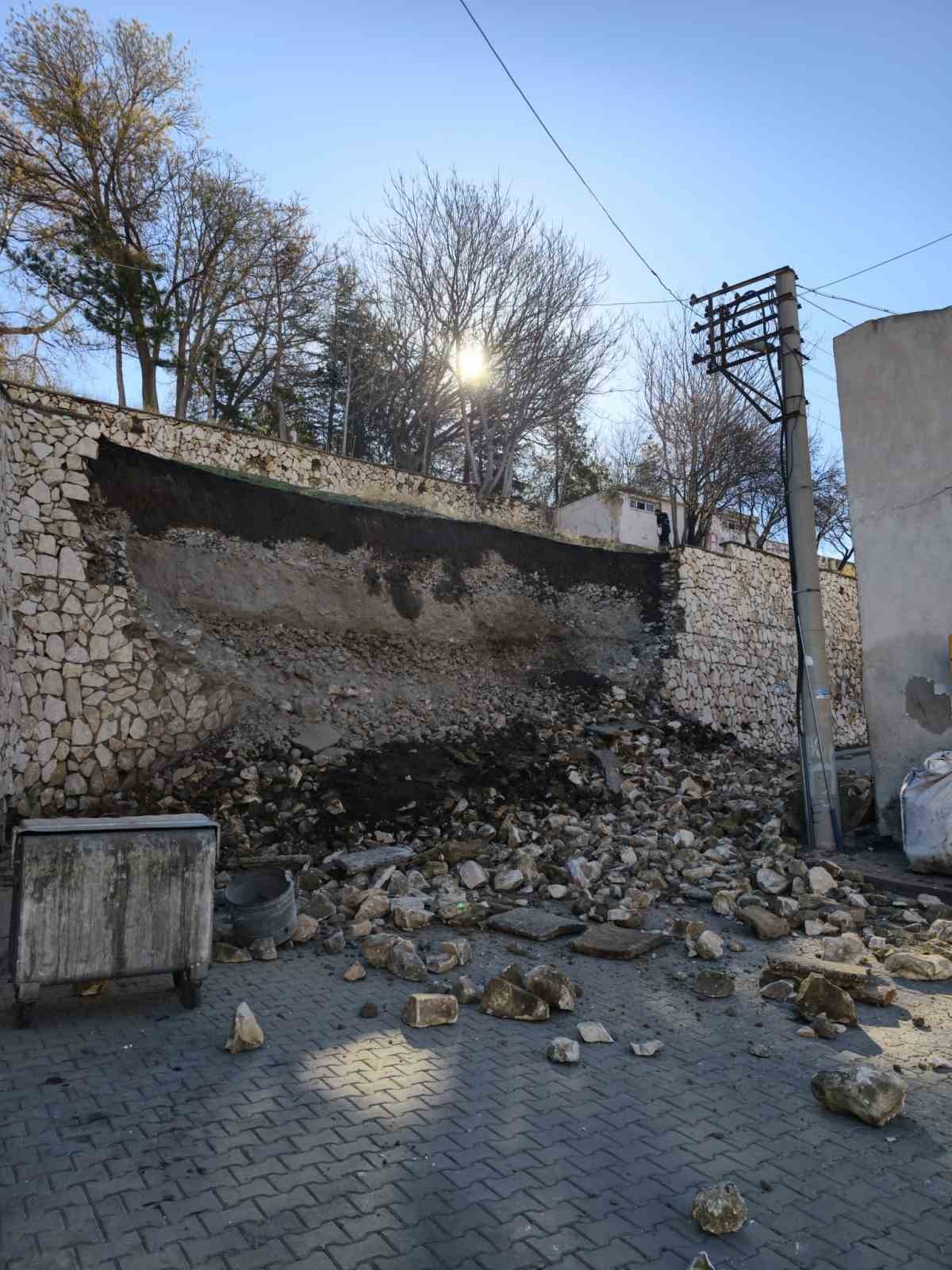 nigde kalesinde istinat duvari coktu 2 XztydJPb